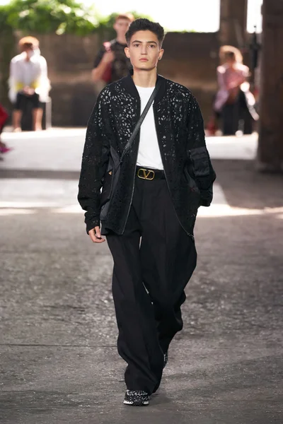 Look 18